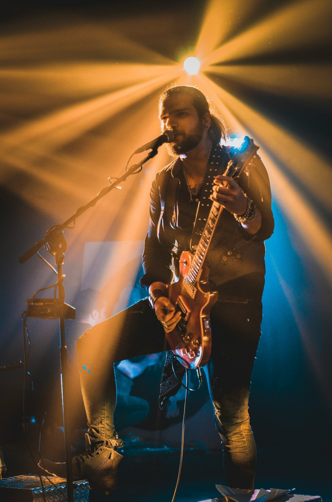 Guitar hangers for professionals - A Guide for Touring, Recording, and Theatre Players GearHooks Limited